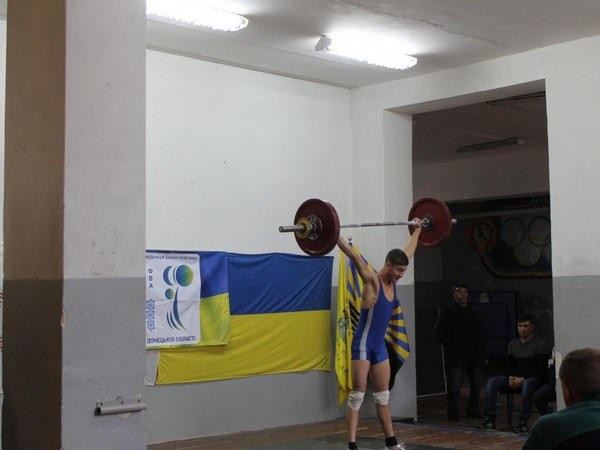 Тяжелоатлеты из Угледара стали лучшими на чемпионате и Кубке Донецкой области