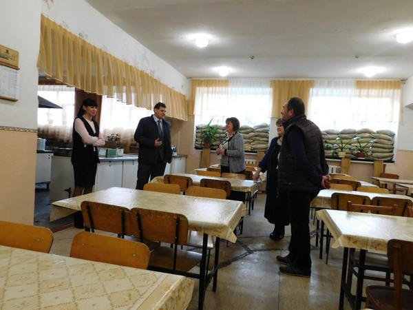 Ученики прифронтовой Марьинской школы теперь будут учиться в теплых классах