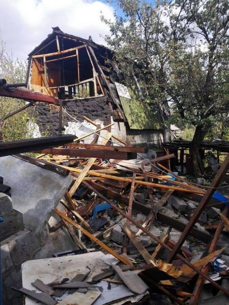В результате сегодняшнего обстрела в Марьинке практически полностью разрушен дом