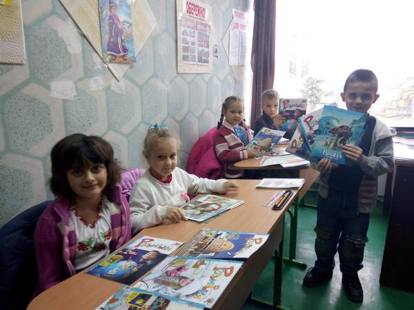 Школьникам прифронтовой Красногоровки подарили украинские книги
