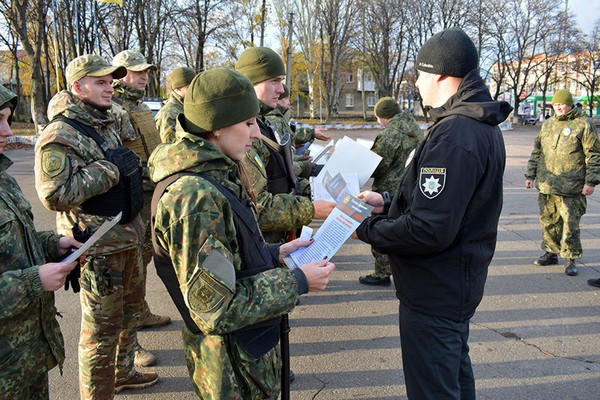 Полицейские патрулируют улицы Курахово, Марьинки и Угледара