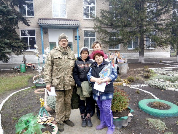 Детям прифронтового Марьинского района подарили книги и журналы