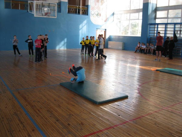 Кураховские школьники выиграли районные соревнования «Веселые старты»
