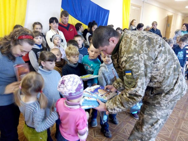 Школьникам прифронтовой Красногоровки подарили украинские книги