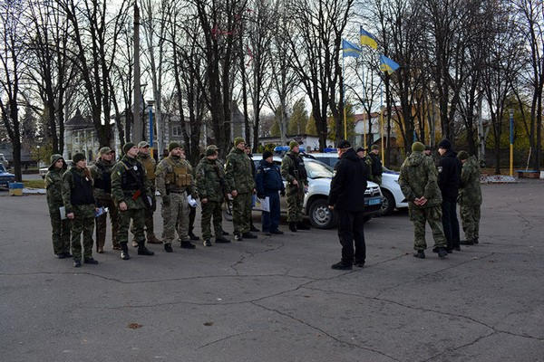 Полицейские патрулируют улицы Курахово, Марьинки и Угледара