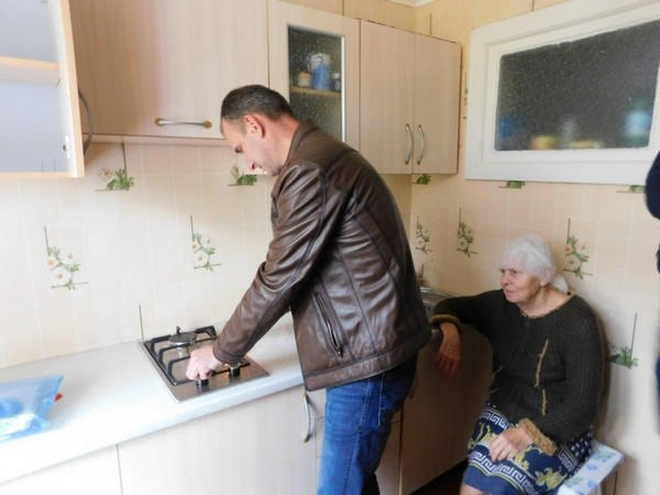 Мэр Курахово впервые зажег газ в квартирах жителей города