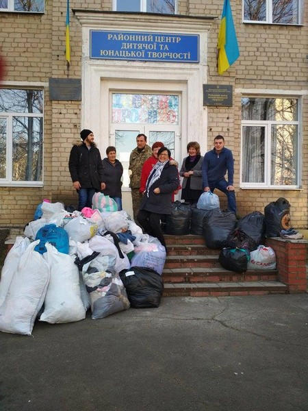 Военные доставили теплые вещи для детей Марьинки