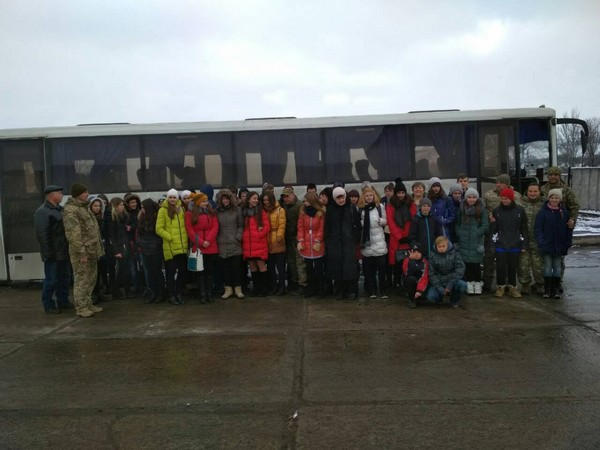 Школьники из Марьинки и Красногоровки побывали в гостях у военных