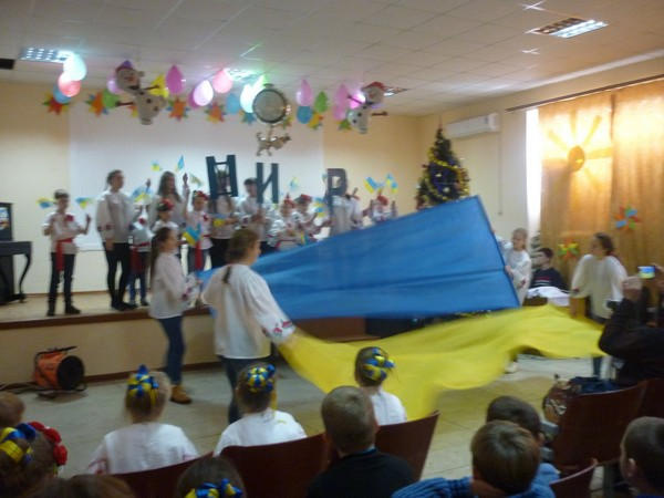 Марьинских школьников поздравили с наступающим Новым годом гости из Белой Церкви