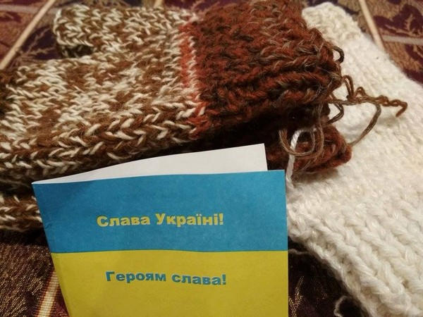Украинским защитникам Марьинки передали теплые вещи