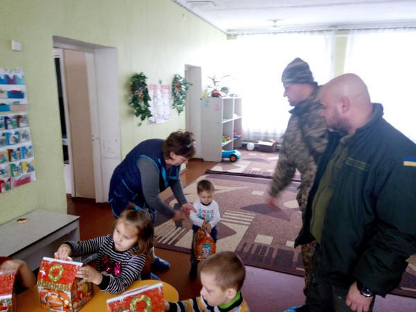 Винницкие дети передали сладкие подарки детям прифронтового Марьинского района