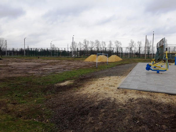 В Угледаре началось строительство новой комбинированной спортивной площадки