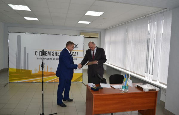 Энергетиков Кураховской ТЭС с профессиональным праздником поздравил народный депутат