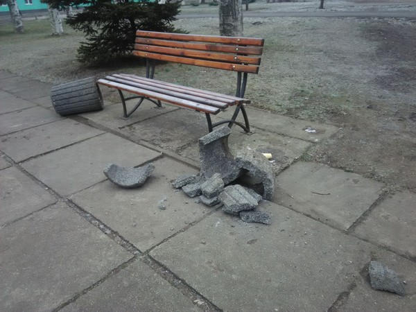 В Курахово неизвестные вандалы разбили новые мусорные урны