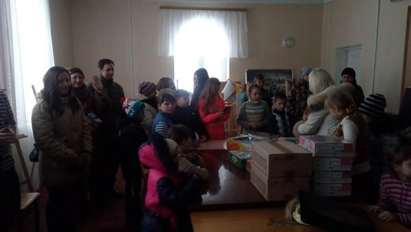 Красногоровская школа искусств получила подарки от военных
