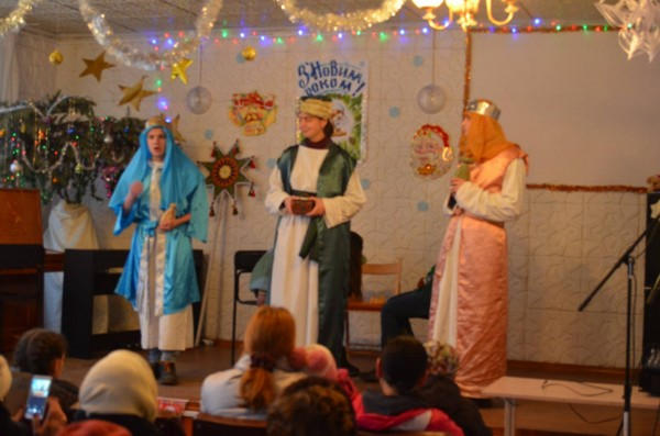 Львовские студенты подарили жителям Красногоровки Рождественское представление