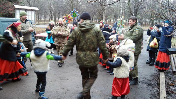В прифронтовой Красногоровке школьники пришли колядовать в полицию