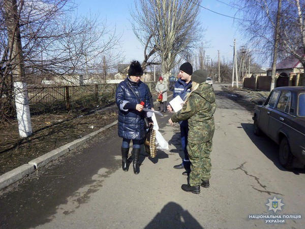 В Марьинке полицейские и спасатели искали взрывчатку и боеприпасы