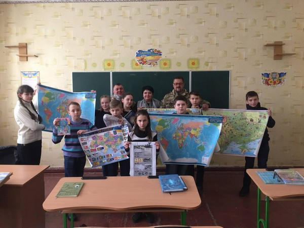 В школы Марьинского района доставили патриотическую литературу