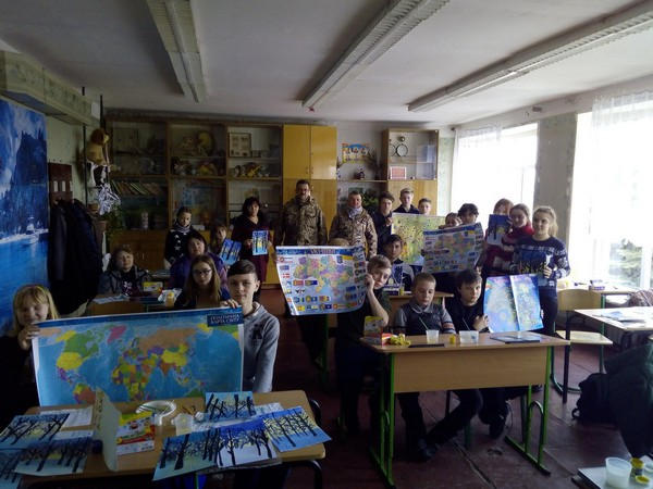 В школы Марьинского района доставили патриотическую литературу