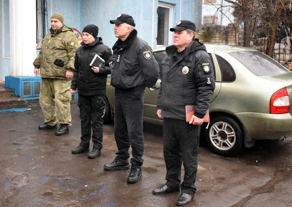 В Марьинке и Красногоровке полицейские проверили проблемные семьи