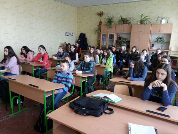 Школьники прифронтовой Красногоровки будут помогать полиции