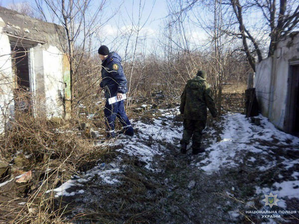 В Марьинке полицейские и спасатели искали взрывчатку и боеприпасы