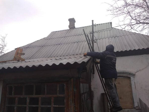 Спасатели показали, как восстанавливают разрушенные дома в Марьинке и Красногоровке