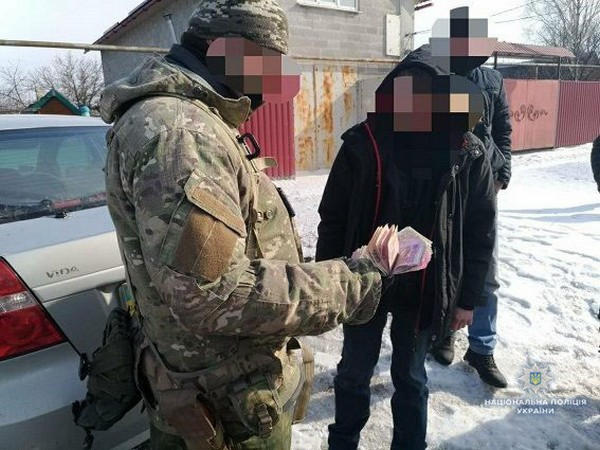 На въезде в Марьинку пьяный водитель, совершивший ДТП, пытался откупиться от полицейских 10 тысячами гривен