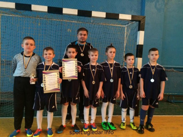 Юные футболисты из Угледара заняли второе место на турнире по мини-футболу «Зимний мяч»