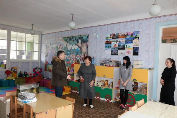 Глава Марьинского района в Красногоровке снова окунулся в детство