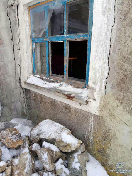 В Марьинском районе двое молодых парней выбили окна и обокрали дом