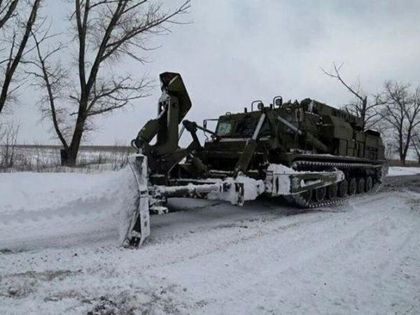 Дорогу между Марьинкой и Красногоровкой расчищали от снега с помощью военной техники