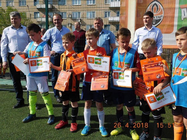 В Курахово юные любители футбола разыграли призы от ФК «Шахтер»