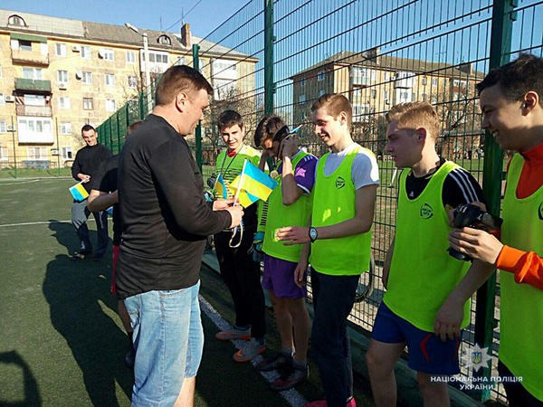 В Курахово полицейские и гимназисты встретились на футбольном поле