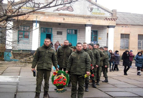 В Марьинском районе бойцов Нацгвардии поздравили с профессиональным праздником
