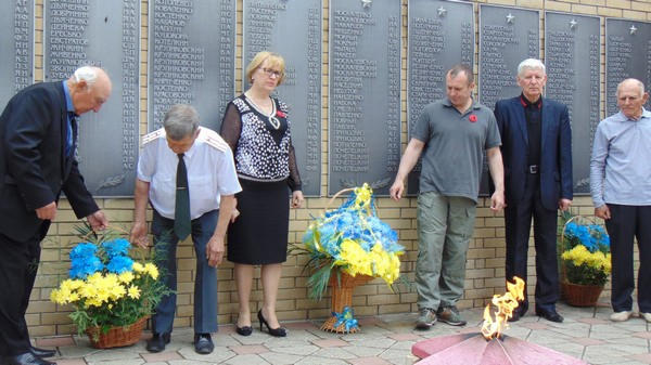В прифронтовой Марьинке почтили память погибших во Второй мировой войне