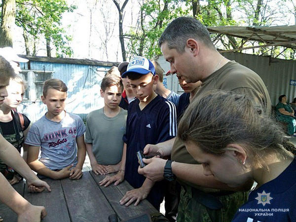 Полицейские показали мастер-класс для детей, отдыхающих в Курахово