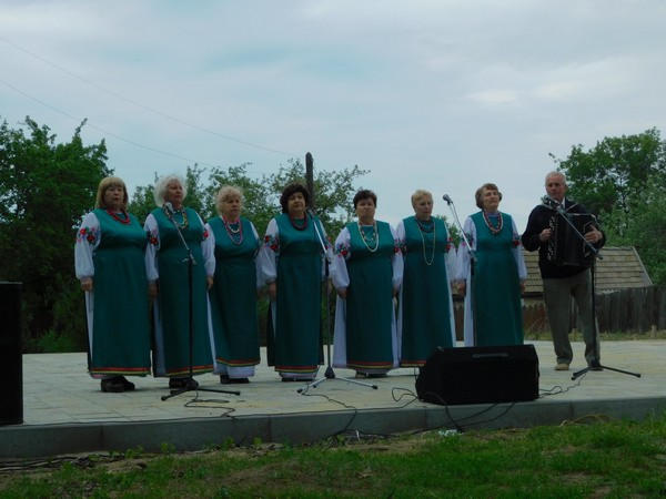 Жителям Рои подарили праздничный концерт, посвященный Дню Матери