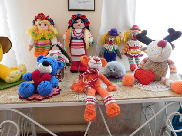 В Марьинском районе организовали выставку уникальных мягких игрушек ручной работы