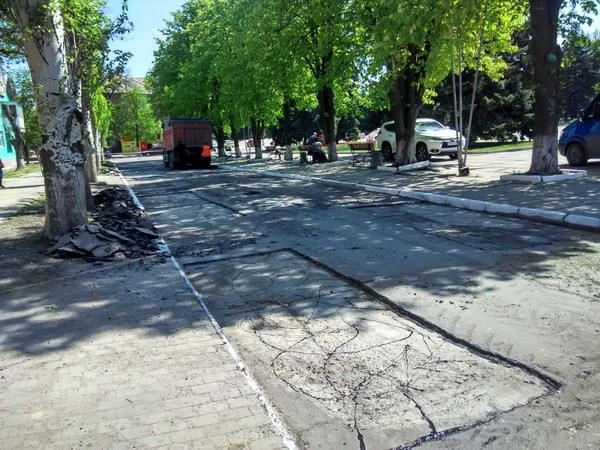 Как в Курахово ремонтируют дороги