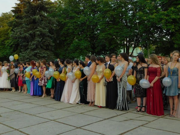 В Курахово состоялся общегородской школьный выпускной бал