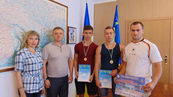 Тяжелоатлеты из Марьинского района феерично выступили на чемпионате области по пауэрлифтингу