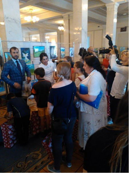 Дети из прифронтовой Красногоровки представили свои рисунки в Киеве