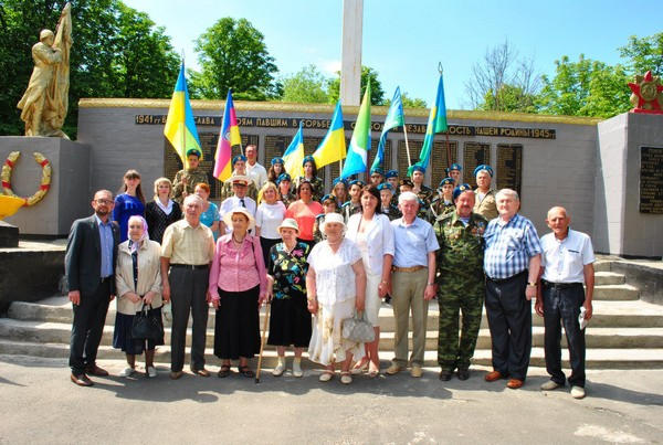 В Марьинском районе почтили память героически погибших десантников