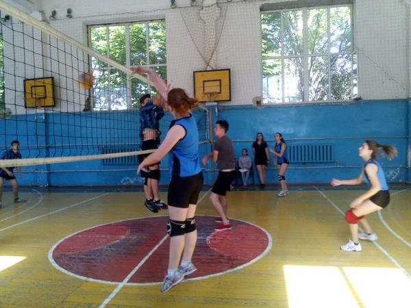 Кураховские спортсмены выиграли открытый турнир по волейболу в Марьинке
