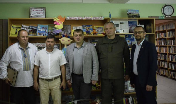 Военные доставили в Угледар более 300 украинских книг
