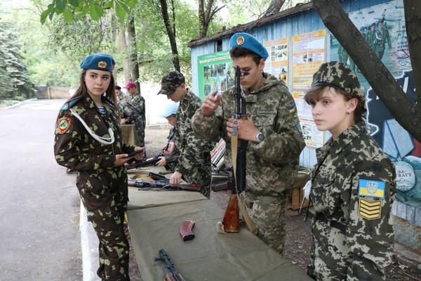 На берегу Кураховского водохранилища открылся военно-патриотический лагерь