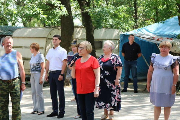 На берегу Кураховского водохранилища открылся военно-патриотический лагерь