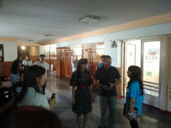 Прифронтовую Марьинку посетил Посол доброй воли ЮНИСЕФ